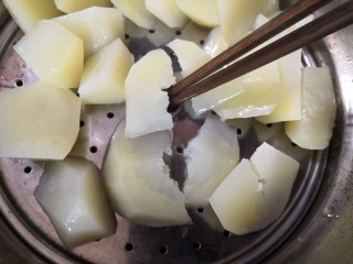 4、笑脸土豆饼,大火蒸15~20左右。