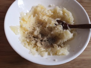 6、笑脸土豆饼,加入适量胡椒粉。