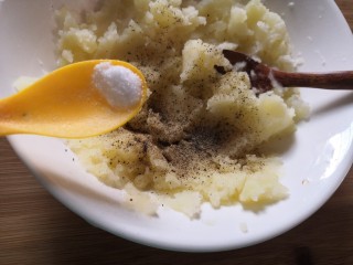 7、笑脸土豆饼,加入适量盐。