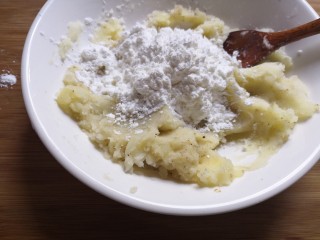 8、笑脸土豆饼,加入适量玉米淀粉和糯米粉（3：1）左右。