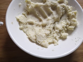 9、笑脸土豆饼,搅拌均匀。