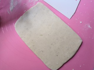 11、笑脸土豆饼,擀成如硬币厚度的片。