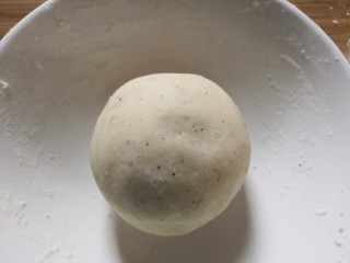 10、笑脸土豆饼,再用手揉成面团。