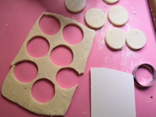 12、笑脸土豆饼,用模具压出圆形。剩下的再揉成团，擀成片状用模具压出圆形。