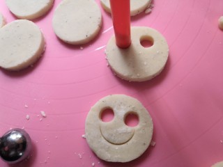 14、笑脸土豆饼,用吸管撮出眼睛。