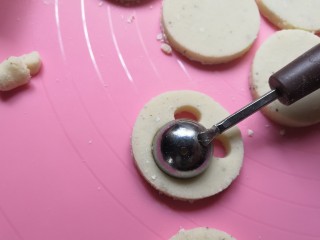 15、笑脸土豆饼,勺子压出嘴巴。