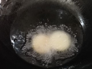 16、笑脸土豆饼,锅中倒入油烧至6成热，下土豆饼小火炸至表面金黄。