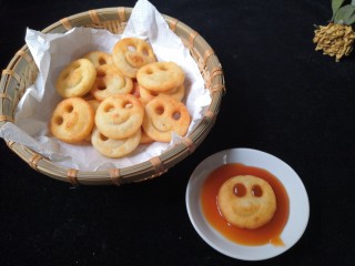 18、笑脸土豆饼,根据自己的口味沾上甜辣酱或番茄酱都可。