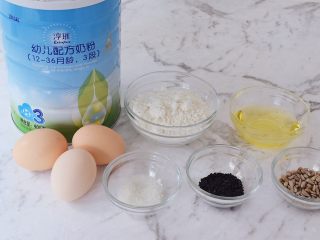 1、芝麻饼干,准备好材料