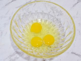 2、芝麻饼干,鸡蛋打入容器中