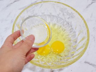 3、芝麻饼干,加入白糖搅拌均匀