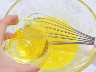 4、芝麻饼干,加入玉米油搅拌均匀