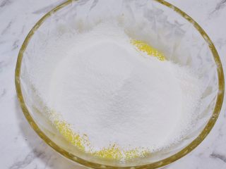 5、芝麻饼干,筛入低筋面粉和澳优淳璀有机奶粉，搅拌均匀