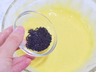 6、芝麻饼干,加入黑芝麻