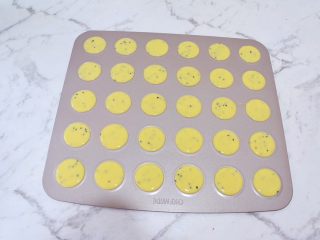 9、芝麻饼干,挤在烤盘中