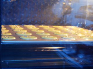 11、芝麻饼干,放入预热好的烤箱，上下火170度，中层烤12-15分钟