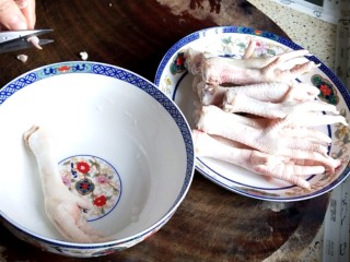2、香卤鸡爪,用剪刀把鸡爪尖剪掉