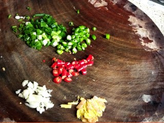 4、香卤鸡爪,姜、蒜拍碎，青椒、红辣椒、葱花切末