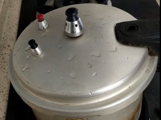 7、香卤鸡爪,盖上锅盖，开火煮至上气，压3-5分钟即可关火