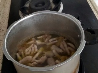 8、香卤鸡爪,待自然下气后，打开盖子搅拌