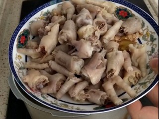 10、香卤鸡爪,装入碟子