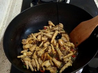 14、香卤鸡爪,滴入1/2勺老抽