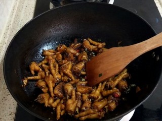 16、香卤鸡爪,煸炒至冰糖融化