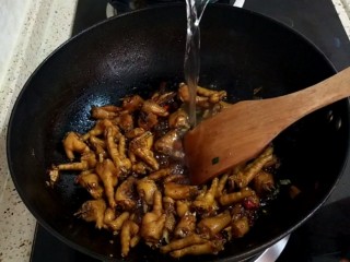 17、香卤鸡爪,加入清水