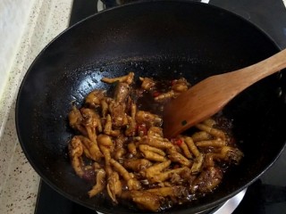 20、香卤鸡爪,微微翻炒即可关火盛出！