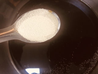 3、蔓越莓红糖发糕,放入酵母粉