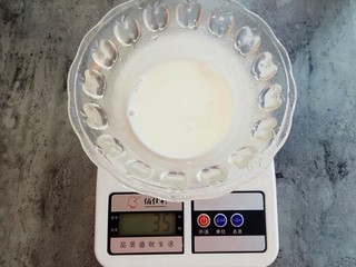 2、蔓越莓蛋挞,取出牛奶35克