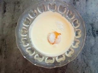 4、蔓越莓蛋挞,放入蛋黄、玉米淀粉、白糖