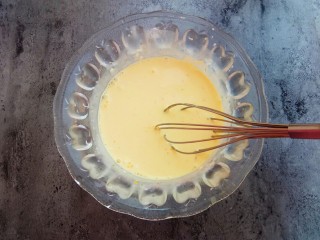 5、蔓越莓蛋挞,用打蛋器搅拌均匀