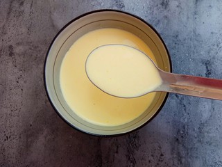 6、蔓越莓蛋挞,搅拌均匀后用过筛器过一下蛋液
