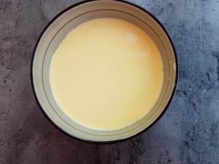 7、蔓越莓蛋挞,过筛好的蛋液十分细腻