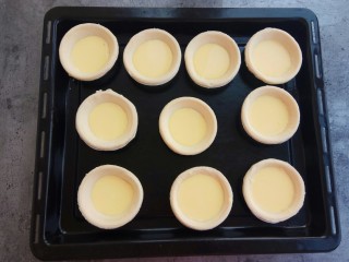 8、蔓越莓蛋挞,把蛋挞液放入蛋挞中，七八分满