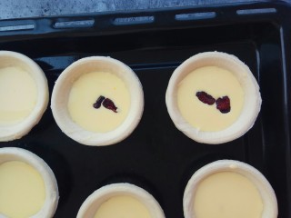 9、蔓越莓蛋挞,我还放了几个蔓越莓，烤箱提前185℃预热