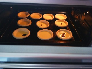 10、蔓越莓蛋挞,预热好后，185℃上下烤25分钟