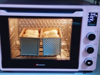 11、波兰种蔓越莓吐司面包,将烤网入烤箱下层，上下管145度烤50分钟，注意观察上色情况，上色立即＋盖一张锡纸！（具体温度及时间根据自家烤箱性能另定）