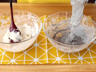 3、双色蔓越莓发糕,搅拌均匀的状态如图即可