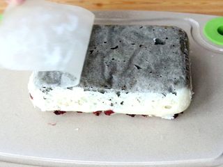 4、双色蔓越莓发糕,揭掉油纸