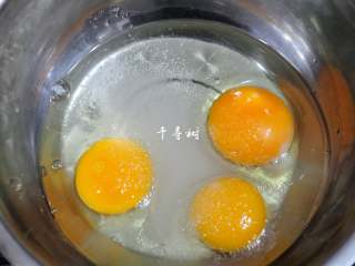 1、黑芝麻鸡蛋瓦片饼干 根本停不下来的宝宝零食,鸡蛋打入盆中，加入植物油和白砂糖，用蛋抽搅动。我用的是柴鸡蛋，个头比较小，三个鸡蛋的蛋液才100克。