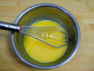 2、黑芝麻鸡蛋瓦片饼干 根本停不下来的宝宝零食,搅动的目的是为了把鸡蛋打散和使白糖融化，不需要把鸡蛋打发，所以搅拌不用那么激烈，只要鸡蛋打散打匀了，白砂糖融化了就可以了。