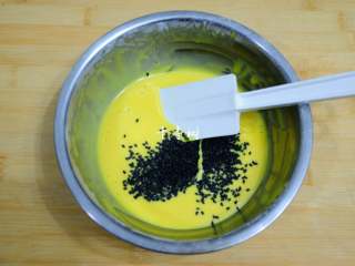 5、黑芝麻鸡蛋瓦片饼干 根本停不下来的宝宝零食,将黑芝麻倒入搅拌好的蛋糊中。