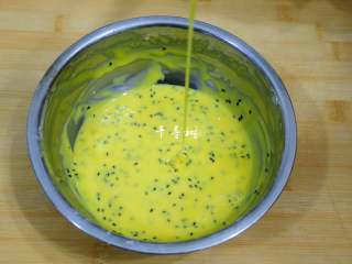 7、黑芝麻鸡蛋瓦片饼干 根本停不下来的宝宝零食,最终蛋糊的状态是应该具有一定流动性，但是不能太稀的面糊。具有流动性是为了更好挤，不能太稀是为了防止挤出来不成型，像水一样到处流是不能做出饼干的。