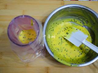 8、黑芝麻鸡蛋瓦片饼干 根本停不下来的宝宝零食,准备好裱花袋和圆形裱花嘴，裱花嘴口不能太大，否则不好操作，裱花嘴太大了蛋糊就会像滔滔江水没法截流。还是小点更好控制，能让蛋糊中的黑芝麻顺利通过就行了。