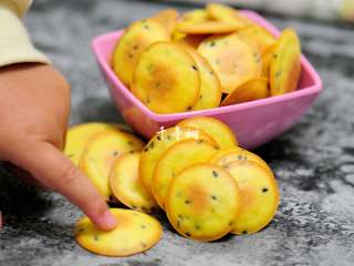 19、黑芝麻鸡蛋瓦片饼干 根本停不下来的宝宝零食,你看，还没拍完照片，旁边一个小手就伸过来了，人家实在是忍不住了。