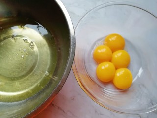 1、亚麻籽戚风蛋糕,蛋清蛋黄分离。