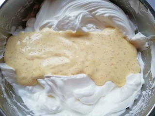 11、亚麻籽戚风蛋糕,再把混合好的亚麻籽蛋黄糊倒回到剩下的三分之二蛋白里面，以同样的手法继续混合均匀。