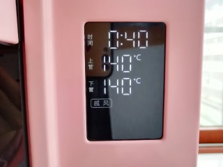 14、亚麻籽戚风蛋糕,选择烤箱的“戚风”功能，上下管140度烤40分钟。